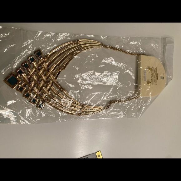 4/$20 Green & Gold Statement Necklace & Earring Set - Picture 7 of 11